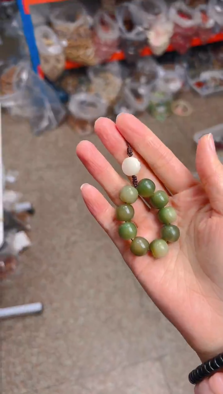 吊坠菩提根/象牙果绿色手机链