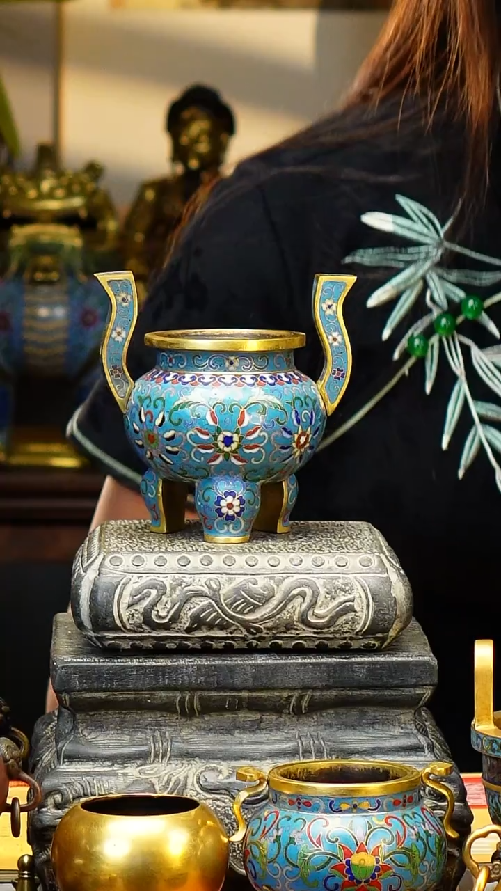 和**尘炉天下掐丝珐琅朝冠耳炉