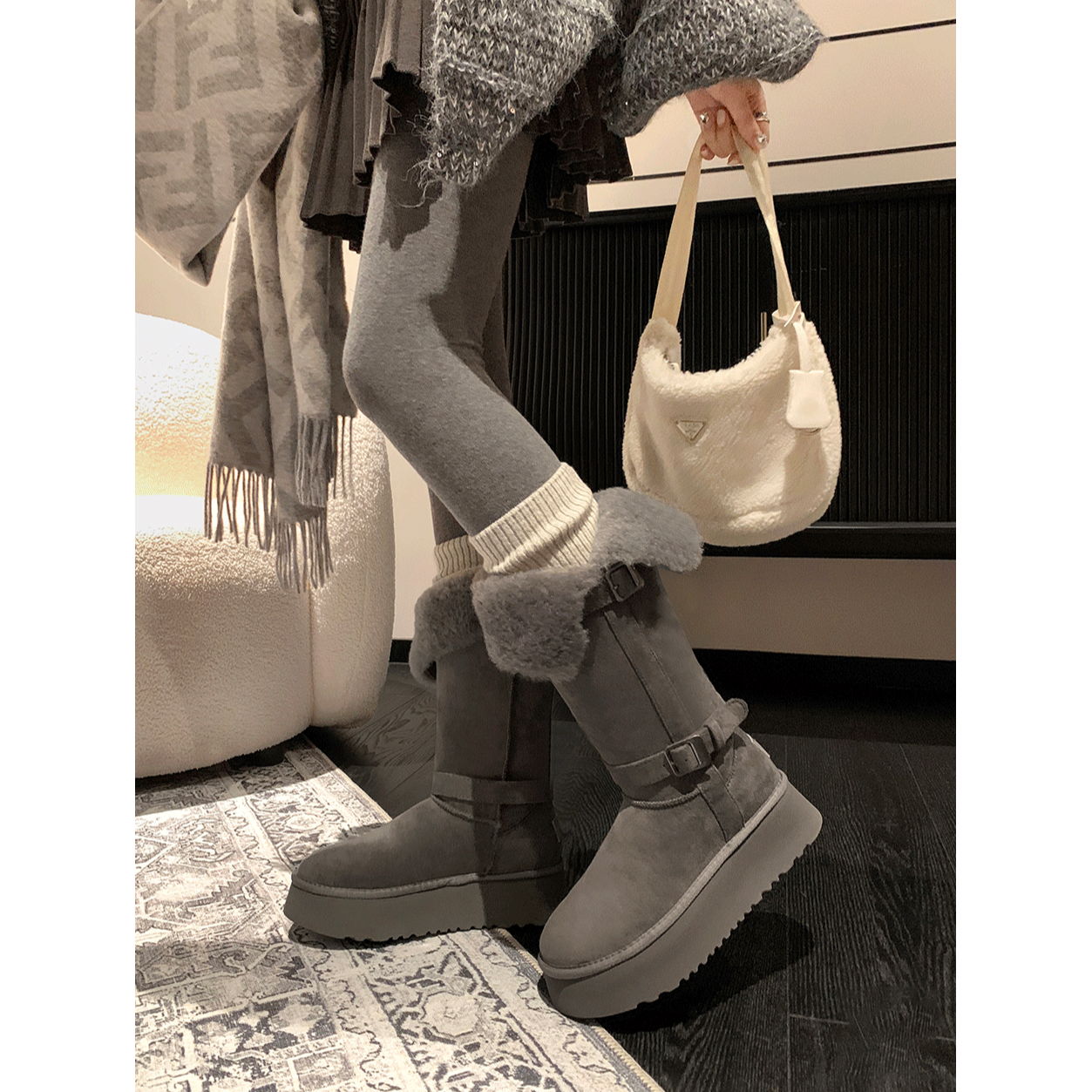羊皮版~灰色扣带厚底毛毛翻边保暖棉鞋中长筒雪地靴女冬季款