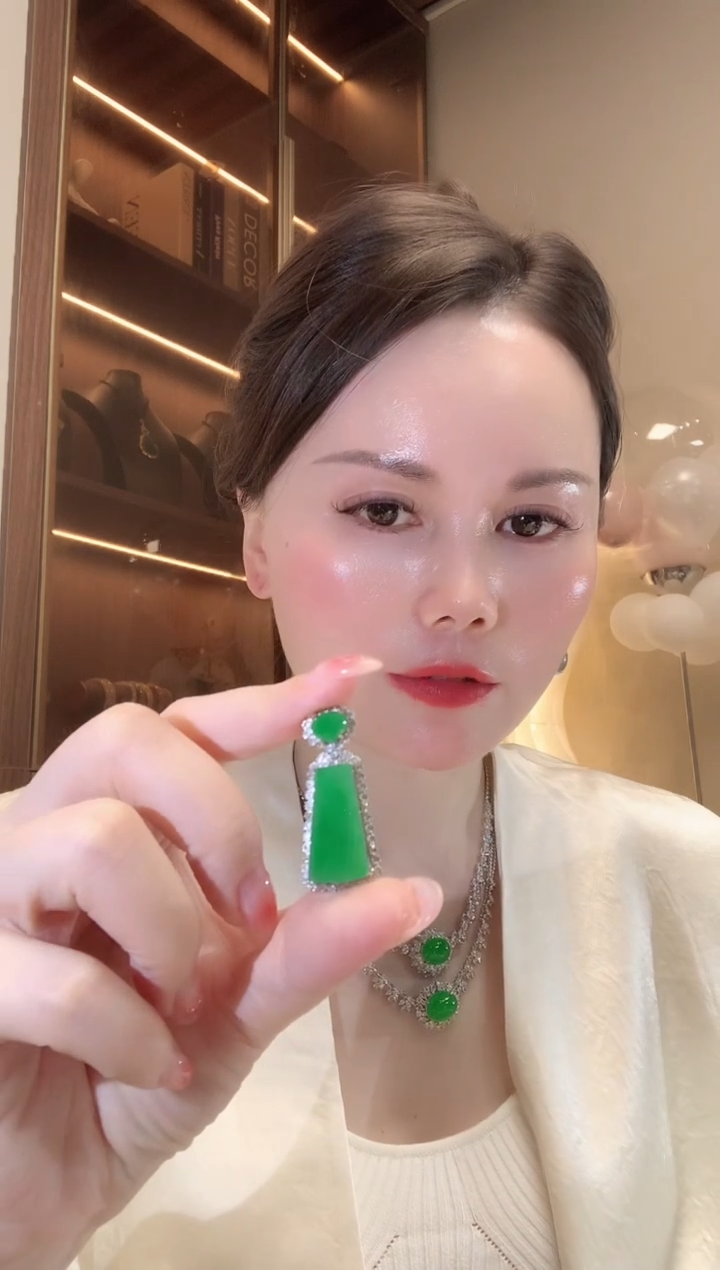 【闪购商品】翡翠吊坠(不含链)18K金镶嵌D65 