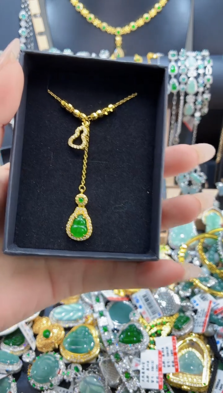 翡翠未镶嵌颈饰天然翡翠A货多样性发其一