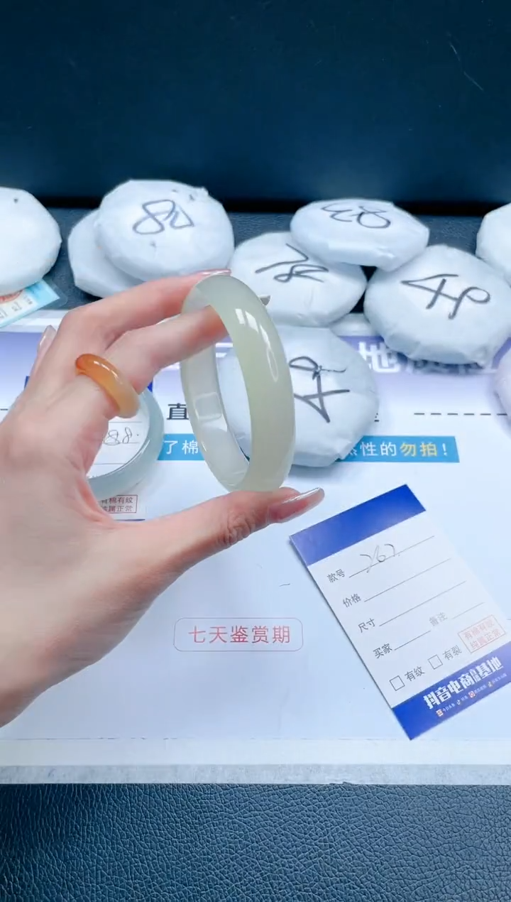 【闪购商品】石英质玉手镯未镶嵌14J267-61