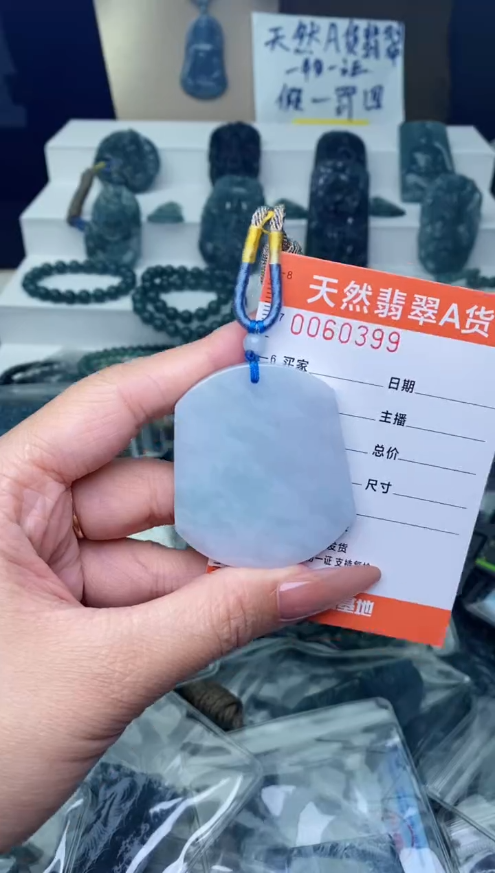 翡翠未镶嵌颈饰················