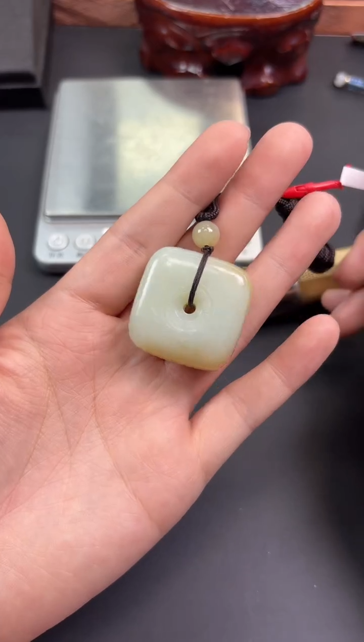 【闪购商品】和田玉吊坠(赠链)未镶嵌且末微色差迪克兰吊坠