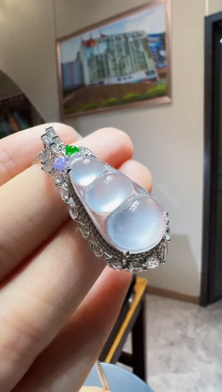 颈饰18K金镶嵌翡翠福豆