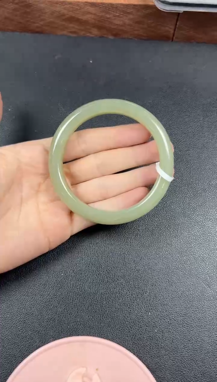 和田玉手镯未镶嵌且末微色差近矿62+手镯