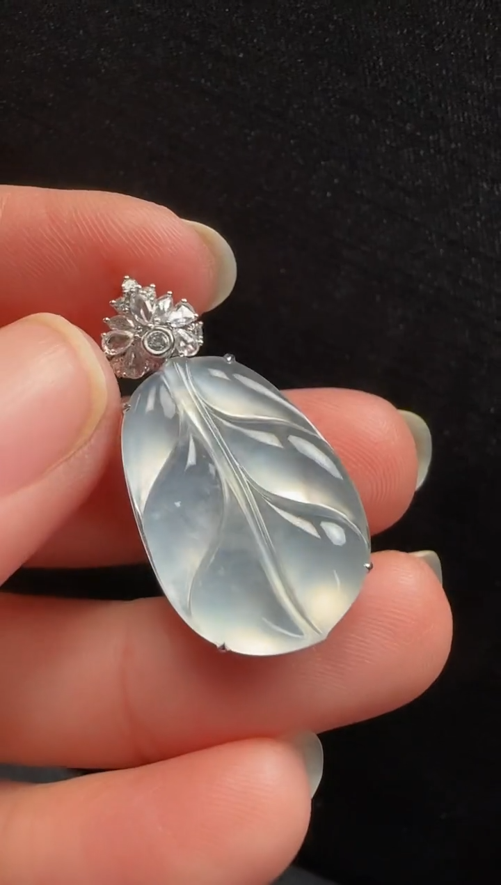 【闪购商品】翡翠颈饰18K金镶嵌537叶子一个