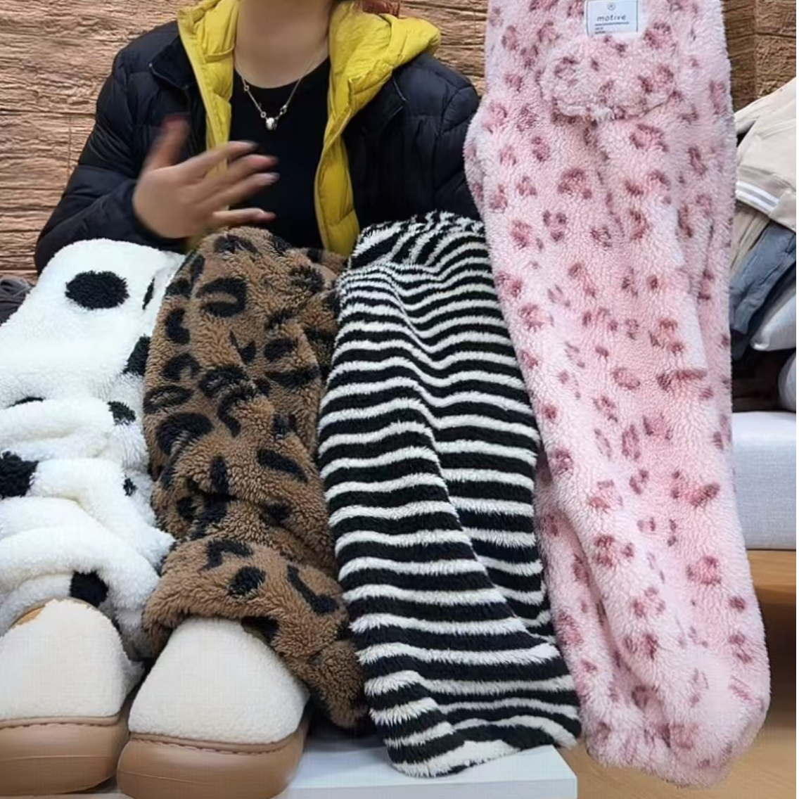 吾 2025【Y】11月12日  加厚珊瑚绒女士可外穿宽松毛绒居家裤1112-