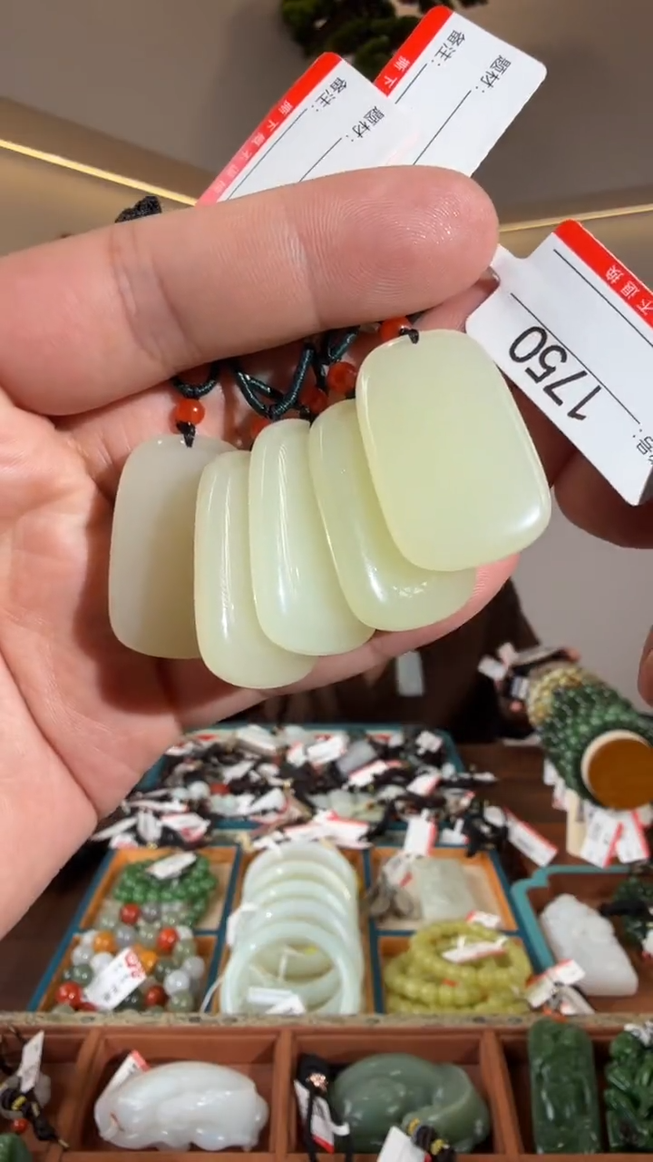 颈饰未镶嵌和田玉1多样性发货发其中一件多样性发货发其中一件