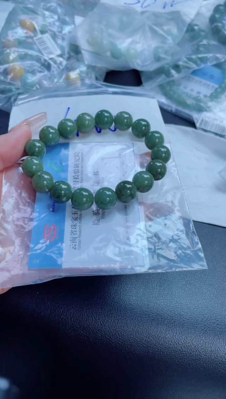 翡翠戒指未镶嵌珠串
