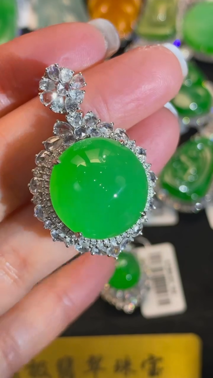 【闪购商品】翡翠颈饰未镶嵌绿蛋吊坠