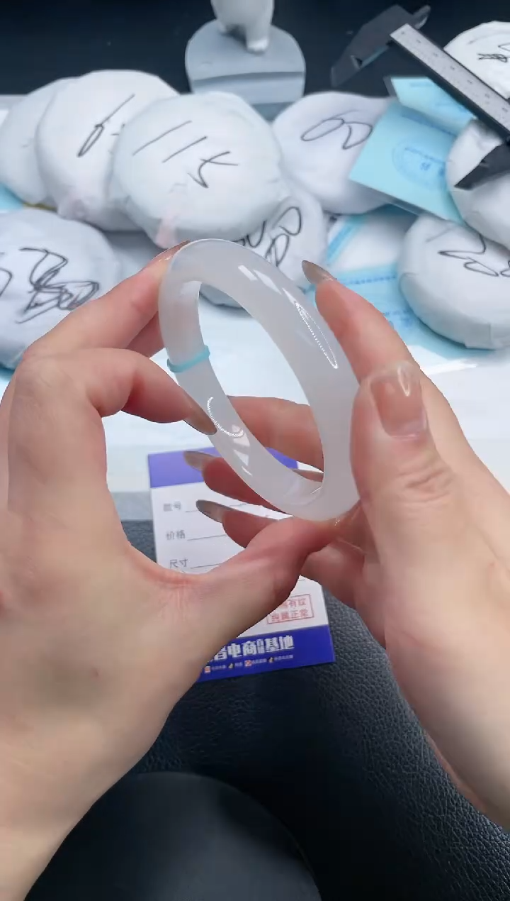 【闪购商品】石英质玉手镯未镶嵌7S153-63