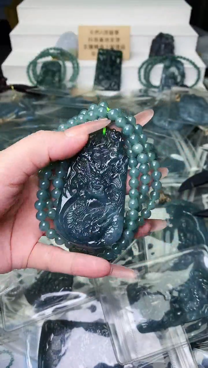 颈饰未镶嵌翡翠 