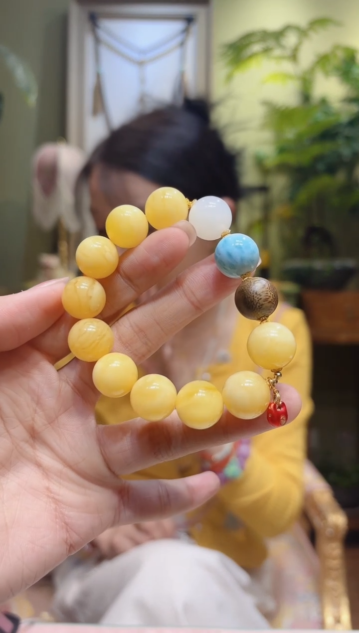【闪购商品】蜜蜡裸石18K金镶嵌三色珠红锁包蜜蜡手串