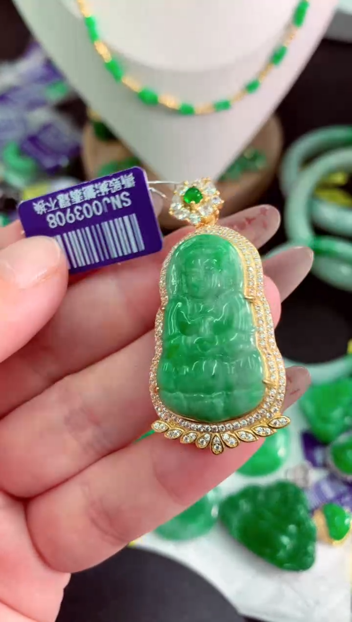 翡翠未镶嵌颈饰挂件