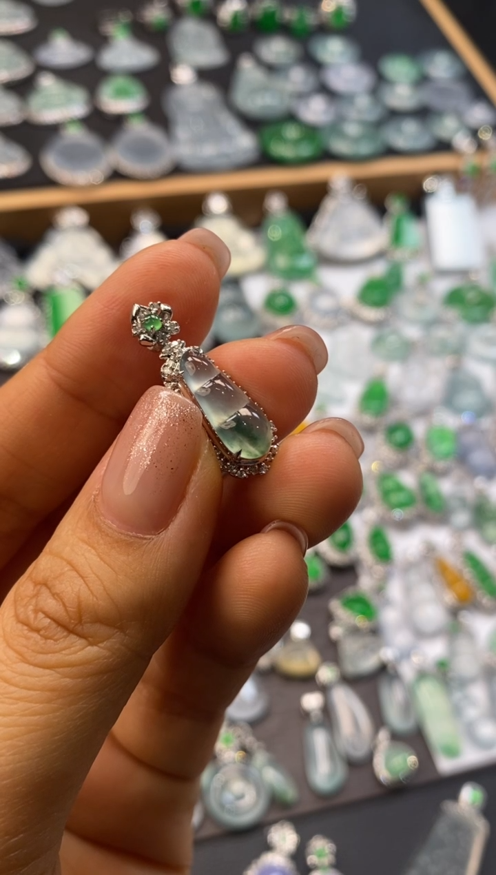 【闪购商品】翡翠吊坠(不含链)18K金镶嵌豆子