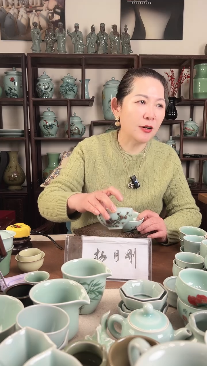 釉中彩 梅花画 茶碗杯（黑点）