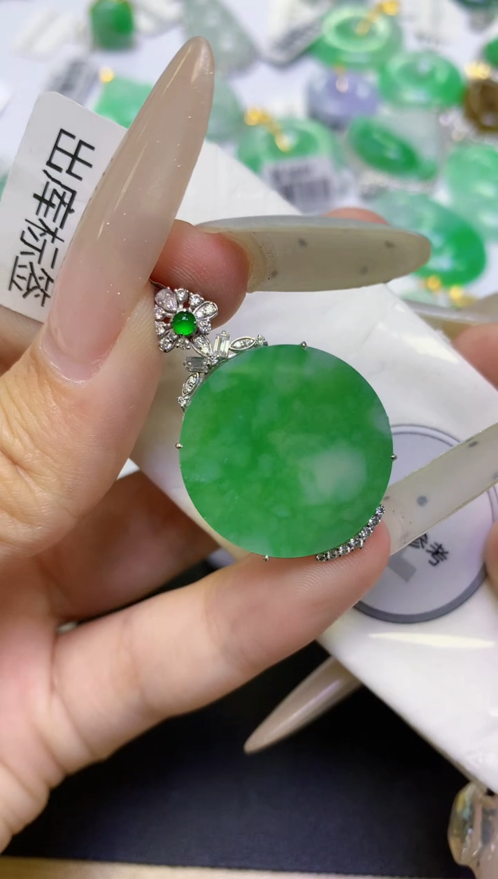 颈饰18K金镶嵌翡翠天然缅甸翡翠A货百元以上9元证书费自理