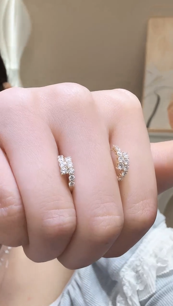 18K金镶嵌实验室培育钻石耳饰抱抱耳圈