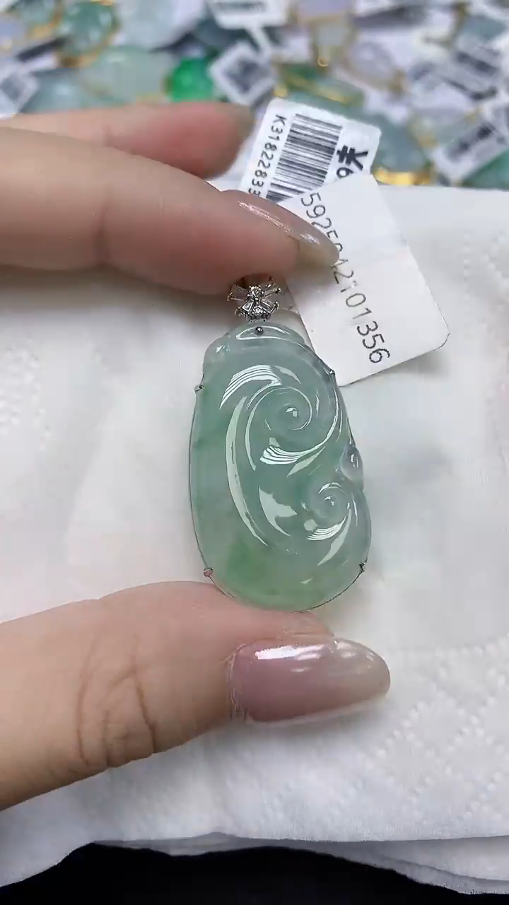 翡翠18K金镶嵌颈饰天然缅甸翡翠A货