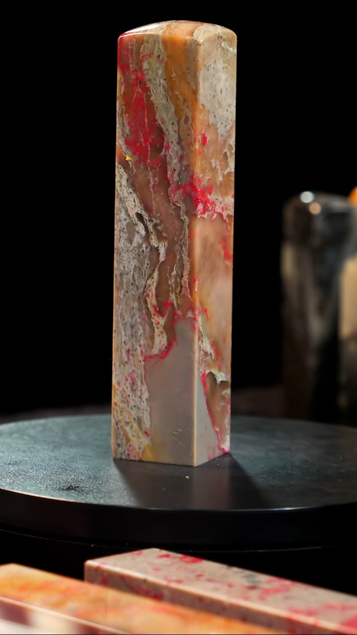 鸡血石牛角冻鸡血石