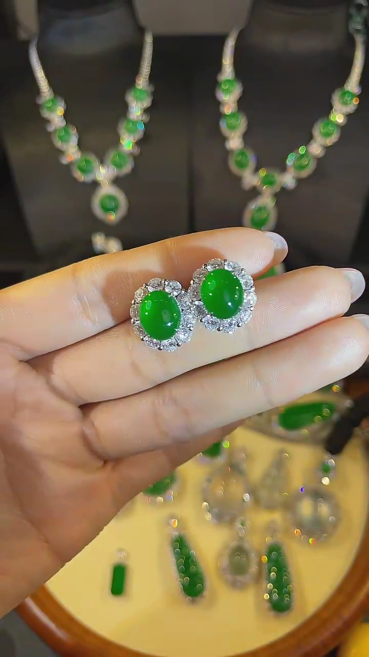 【闪购商品】翡翠颈饰18K金镶嵌耳钉