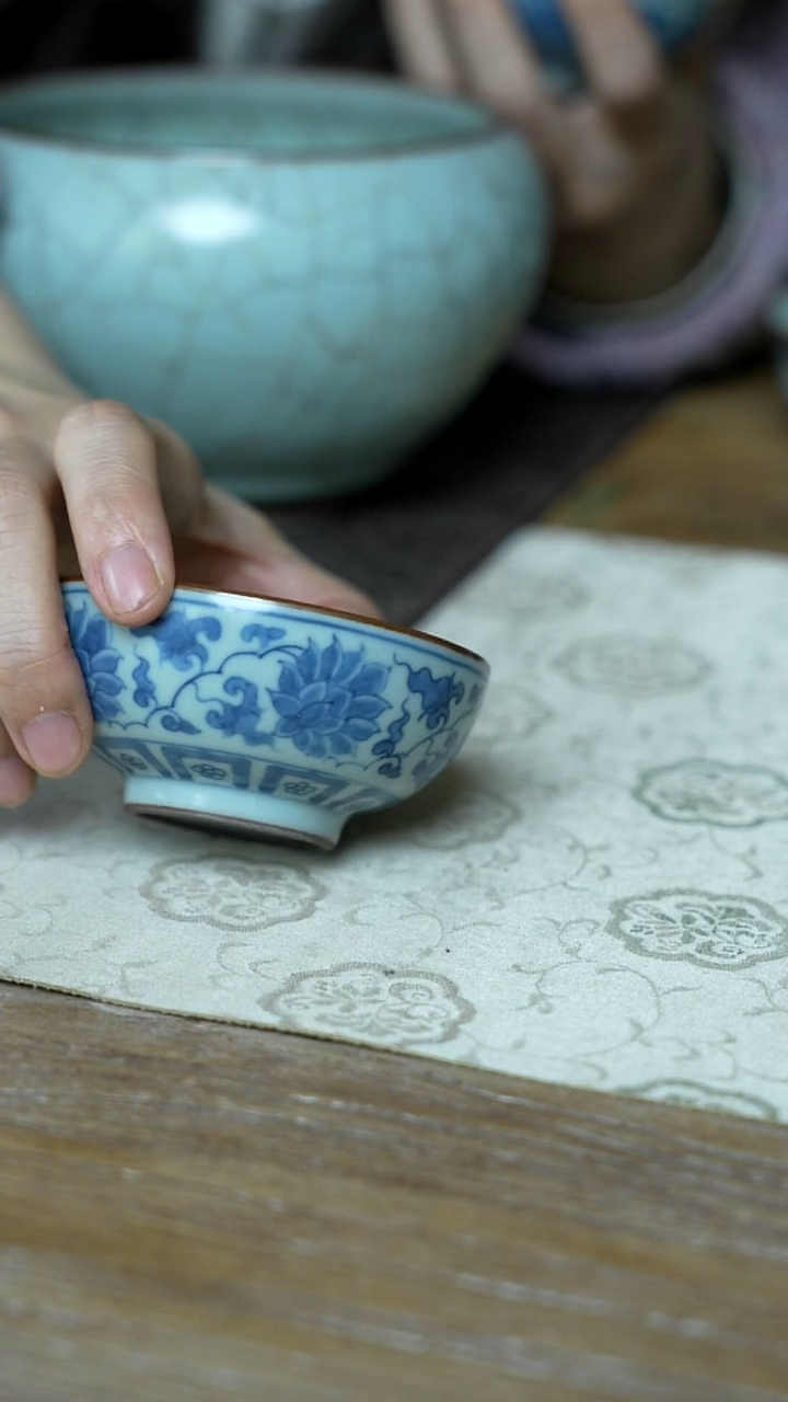 【闪购商品】/B25汝釉青花缠枝杯      