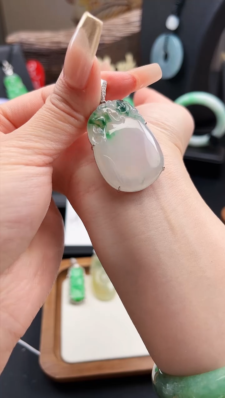 【闪购商品】翡翠颈饰18K金镶嵌吊坠