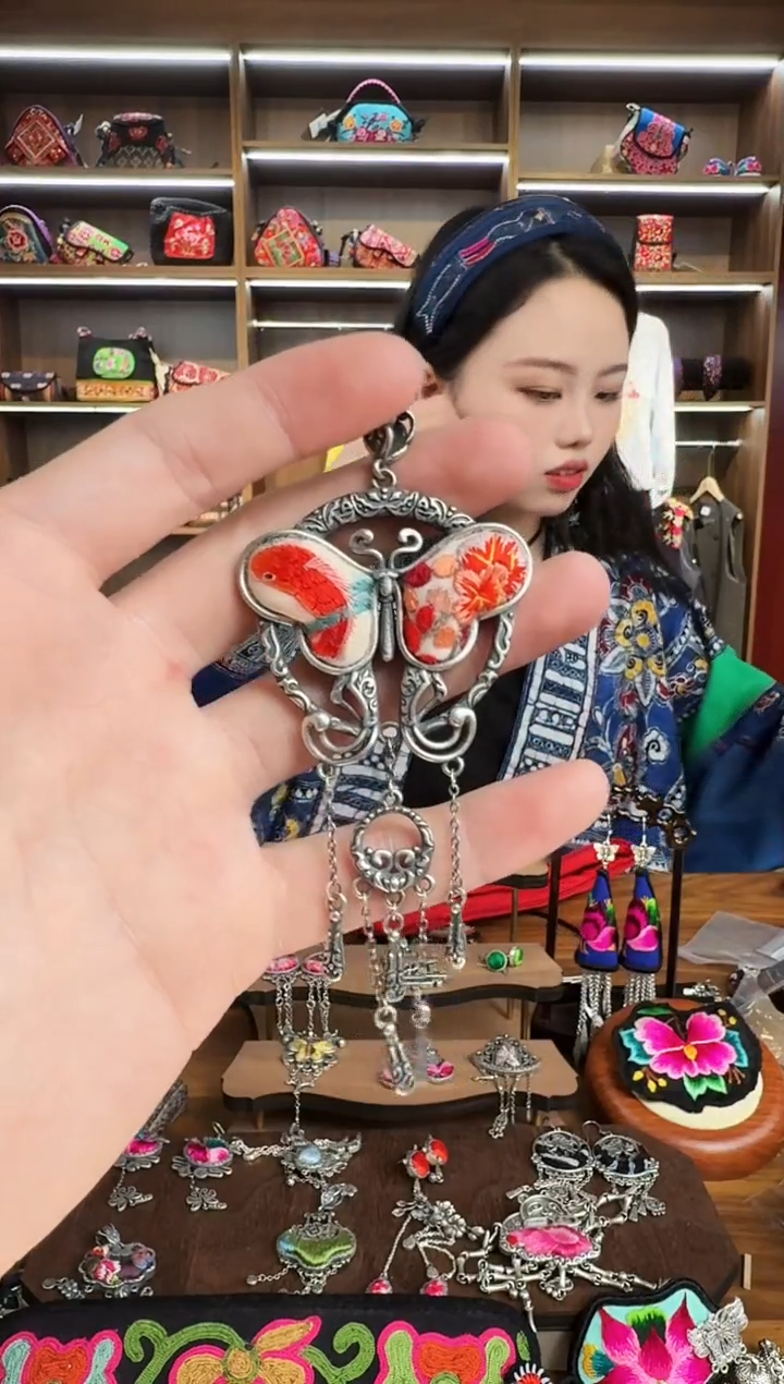 【闪购商品】织绣185蒙阿苏苗绣传承