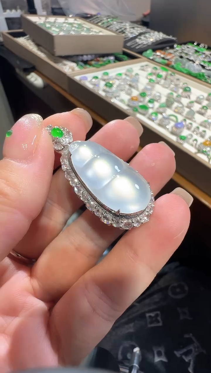 【闪购商品】翡翠颈饰18K金镶嵌豆子