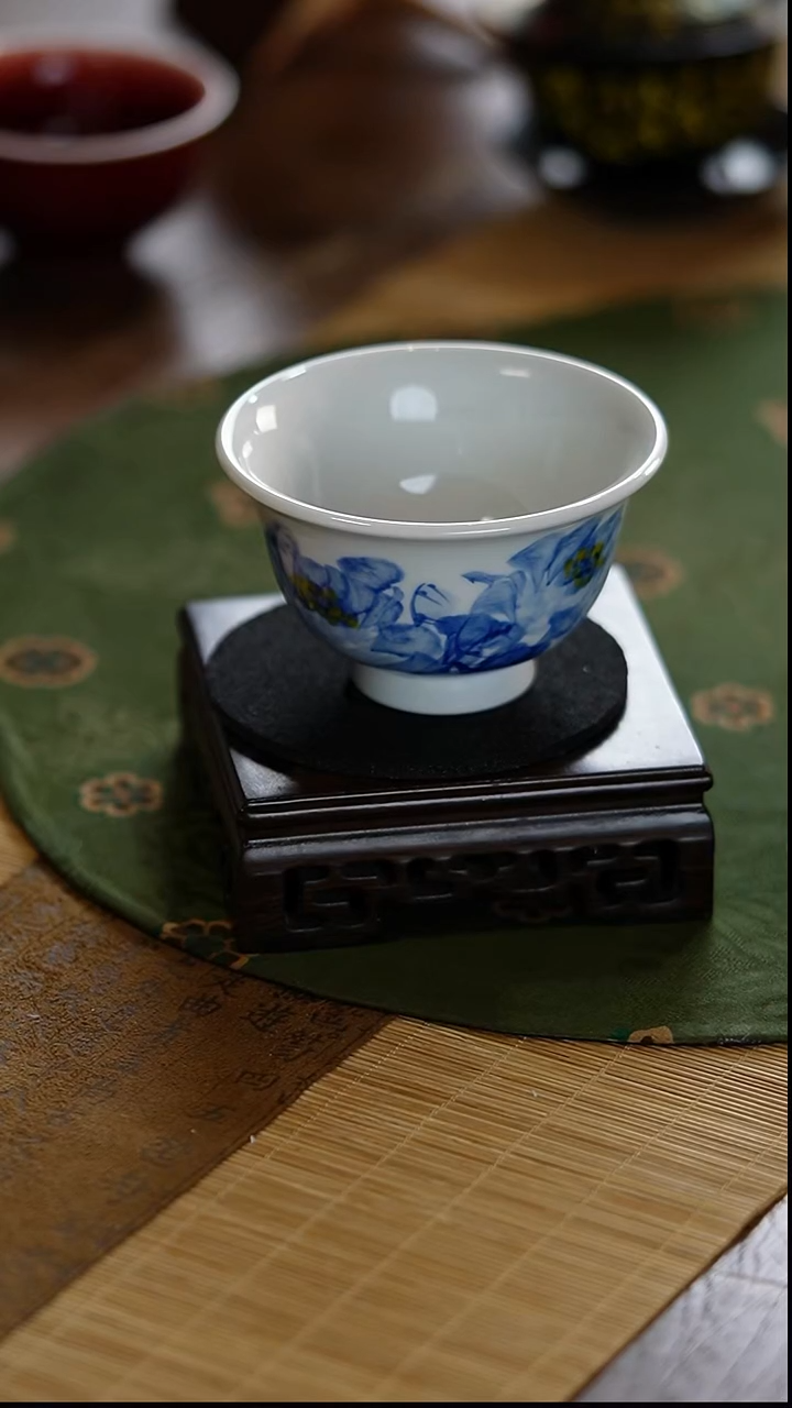 瓷景德镇陶瓷茶器青花牡丹压手杯
