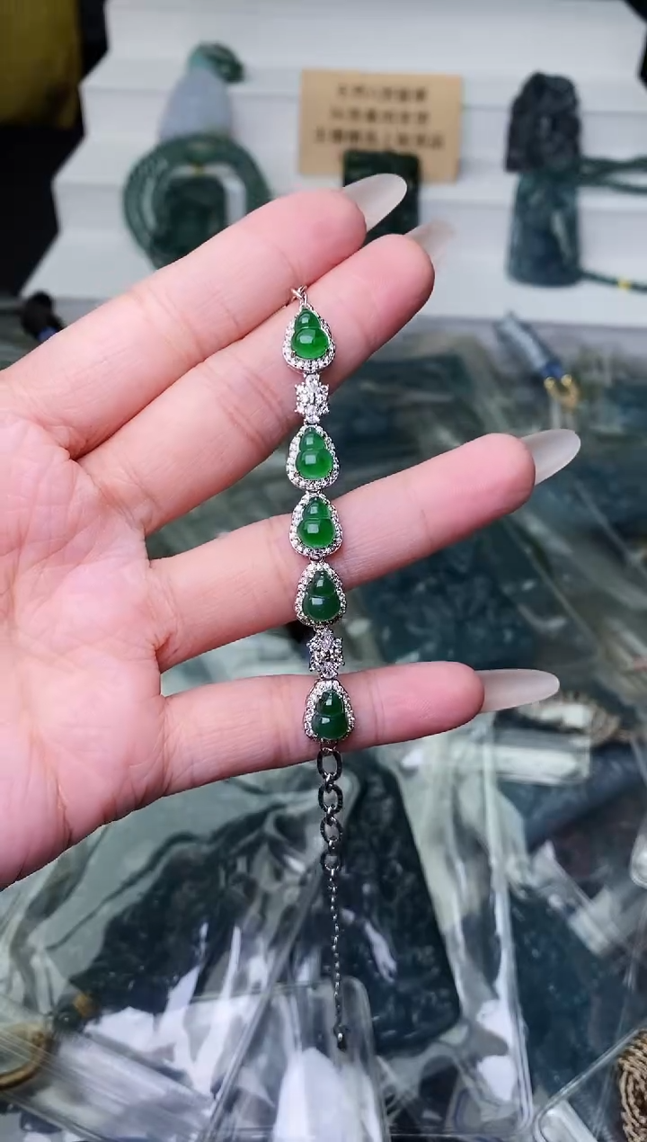 颈饰未镶嵌翡翠 