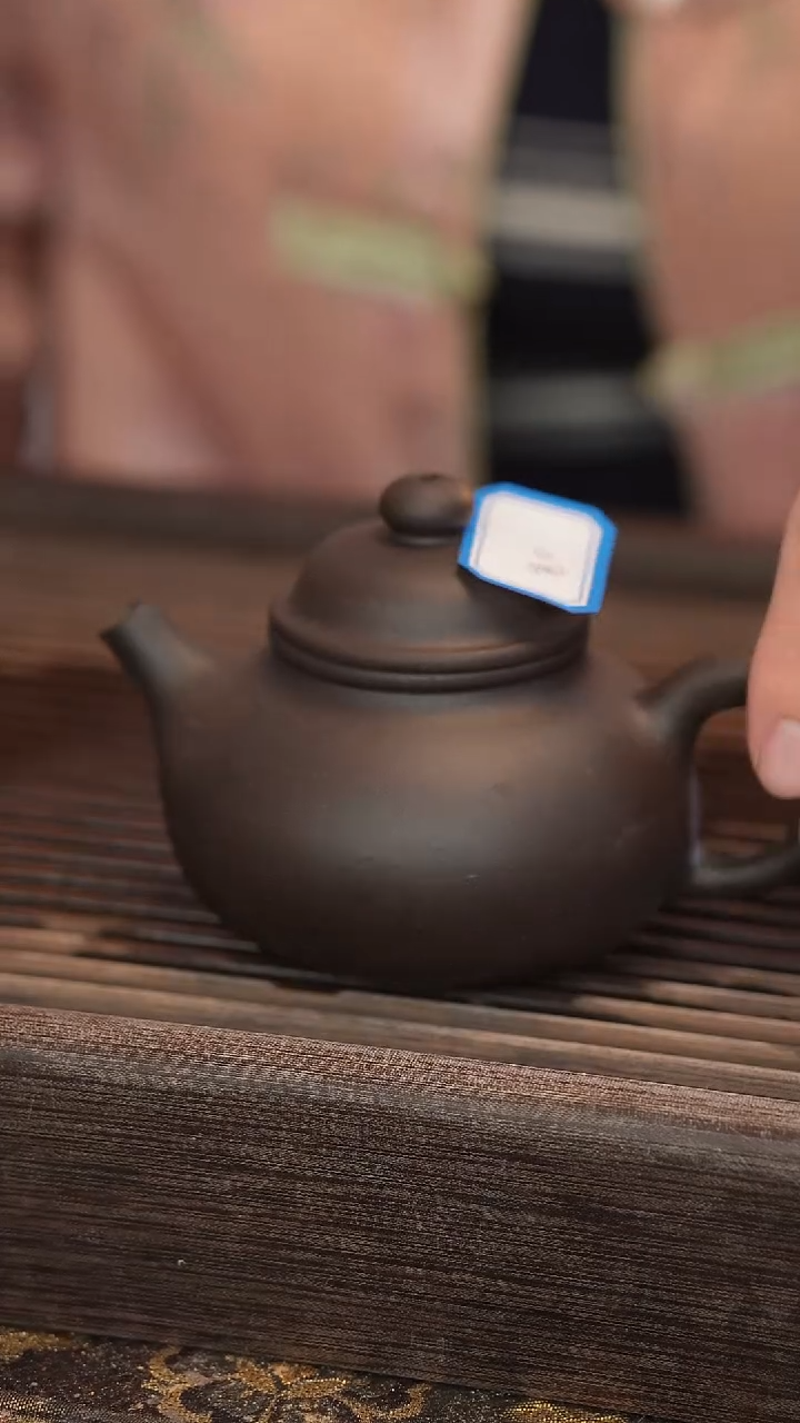茶壶紫砂容天 黑金砂 半手工 200cc 【宽口 】