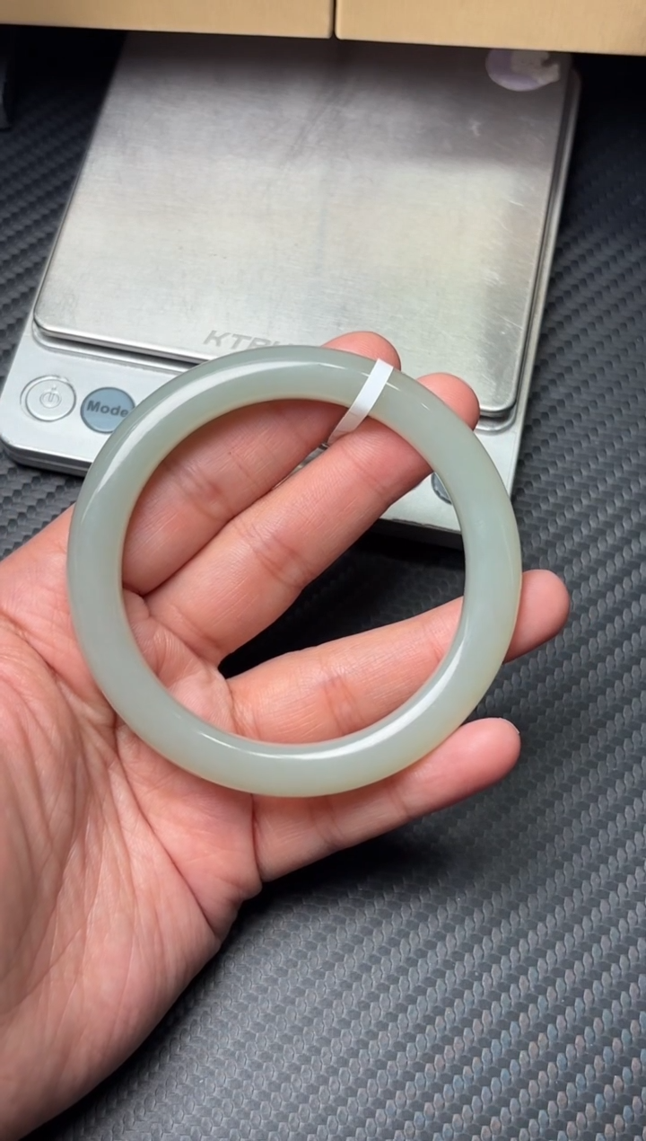 未镶嵌手镯和田玉且末近矿微色差58+m