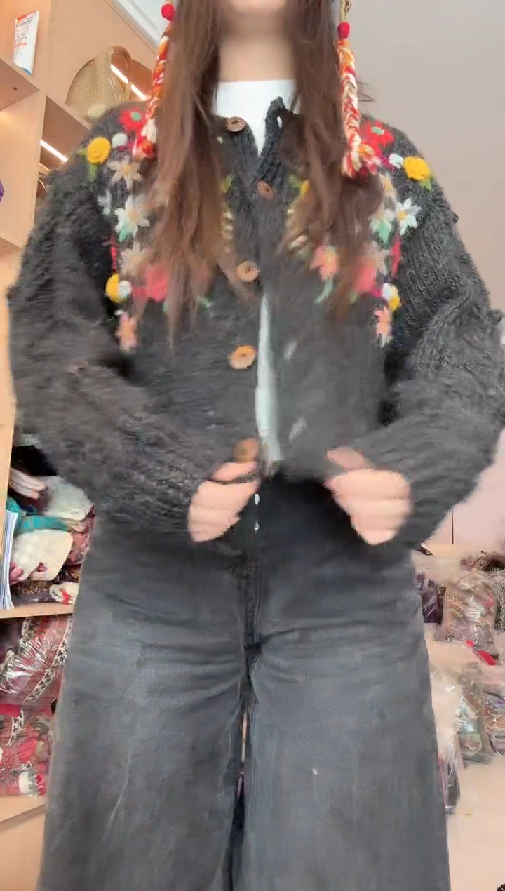 羊毛深灰色短款开衫毛衣