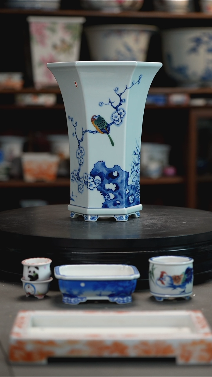 福利釉下五彩手绘盆癖*斯福利釉下五彩手绘盆