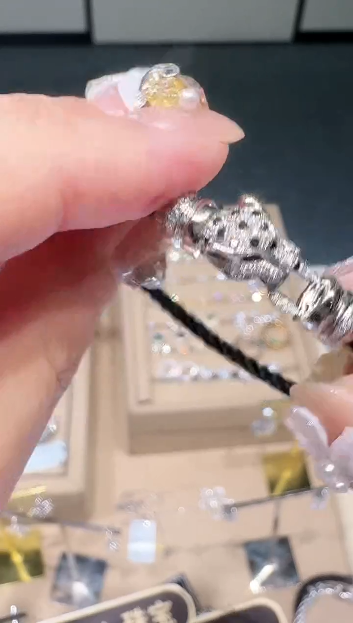 铂Pt950镶嵌吊坠钻石豹子 AY0425-PT