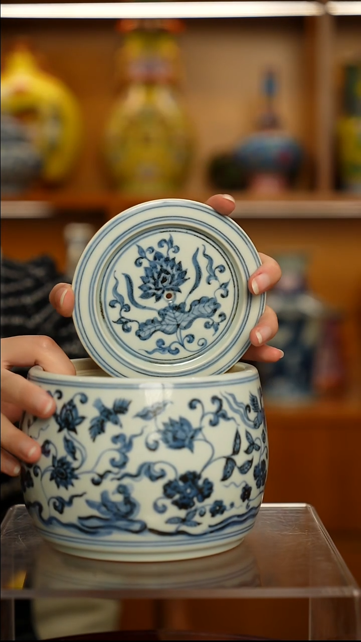 仿清瓷青花满池娇蛐蛐罐一只