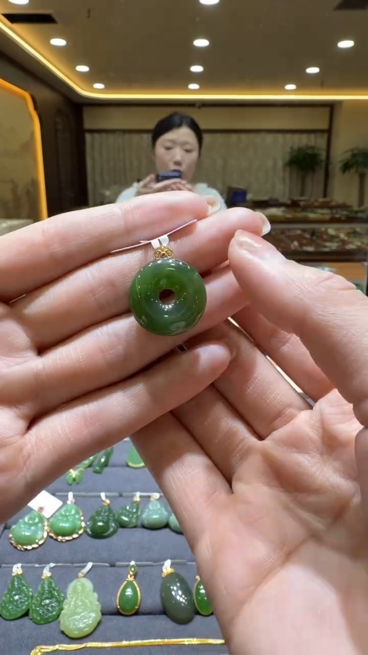 颈饰18K金镶嵌和田玉挂件