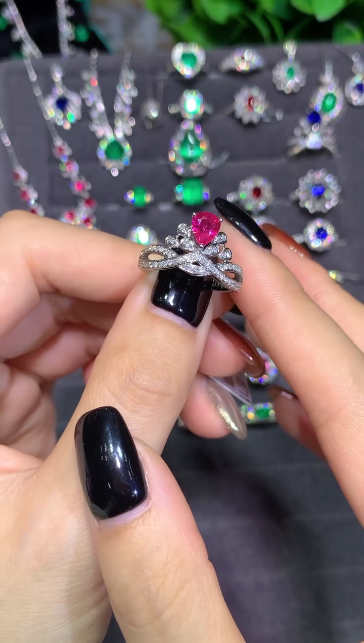 18K金镶嵌戒指红宝石0.7CT