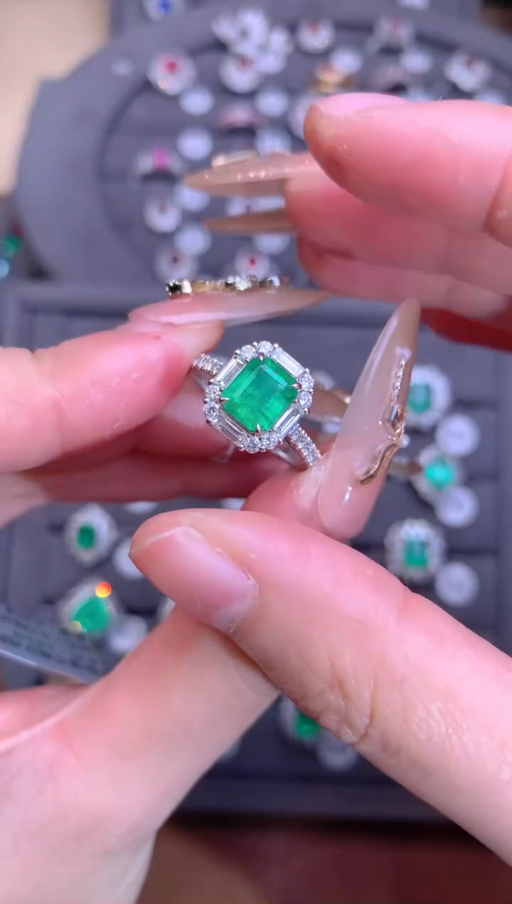 【闪购商品】祖母绿戒指18K金镶嵌1.25CT  潘杰希尔