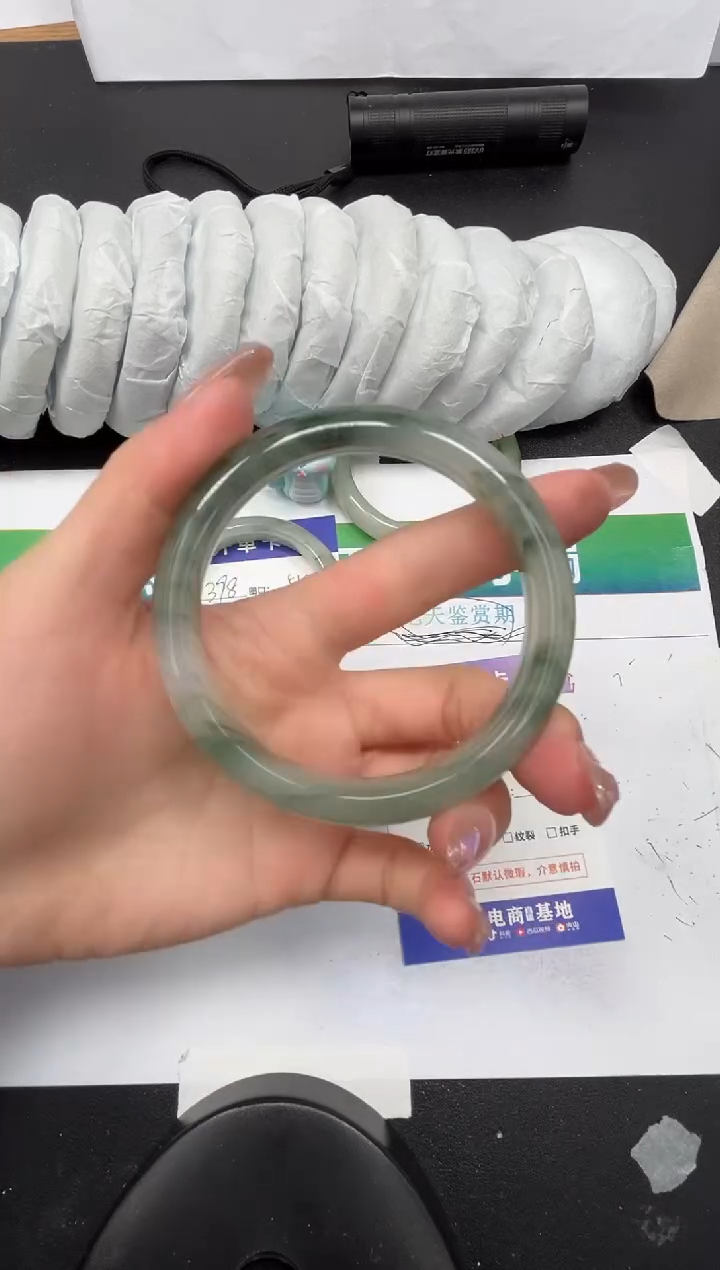 【闪购商品】石英质玉手镯未镶嵌399-62.5