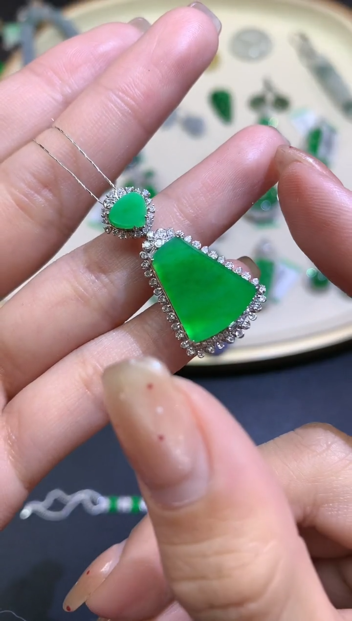 【闪购商品】翡翠吊坠(不含链)18K金镶嵌吊坠A450|19800