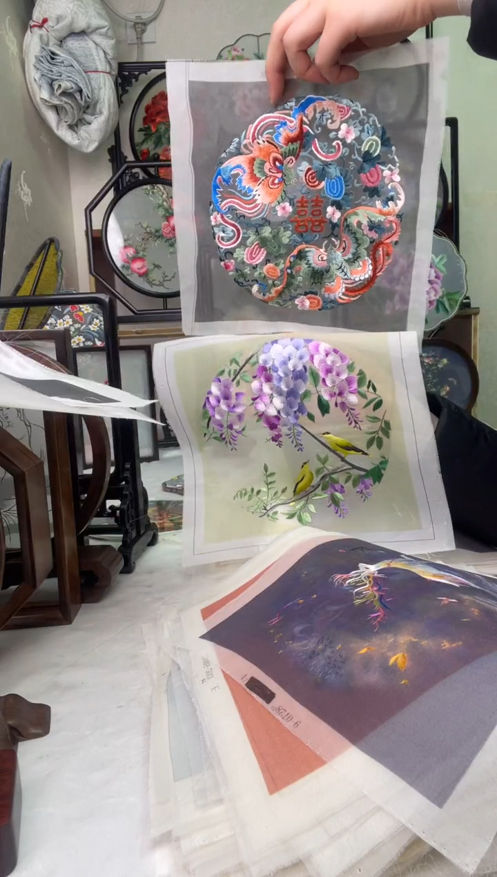 织绣邓苏绣作品定制两个竹节柄圆带礼盒