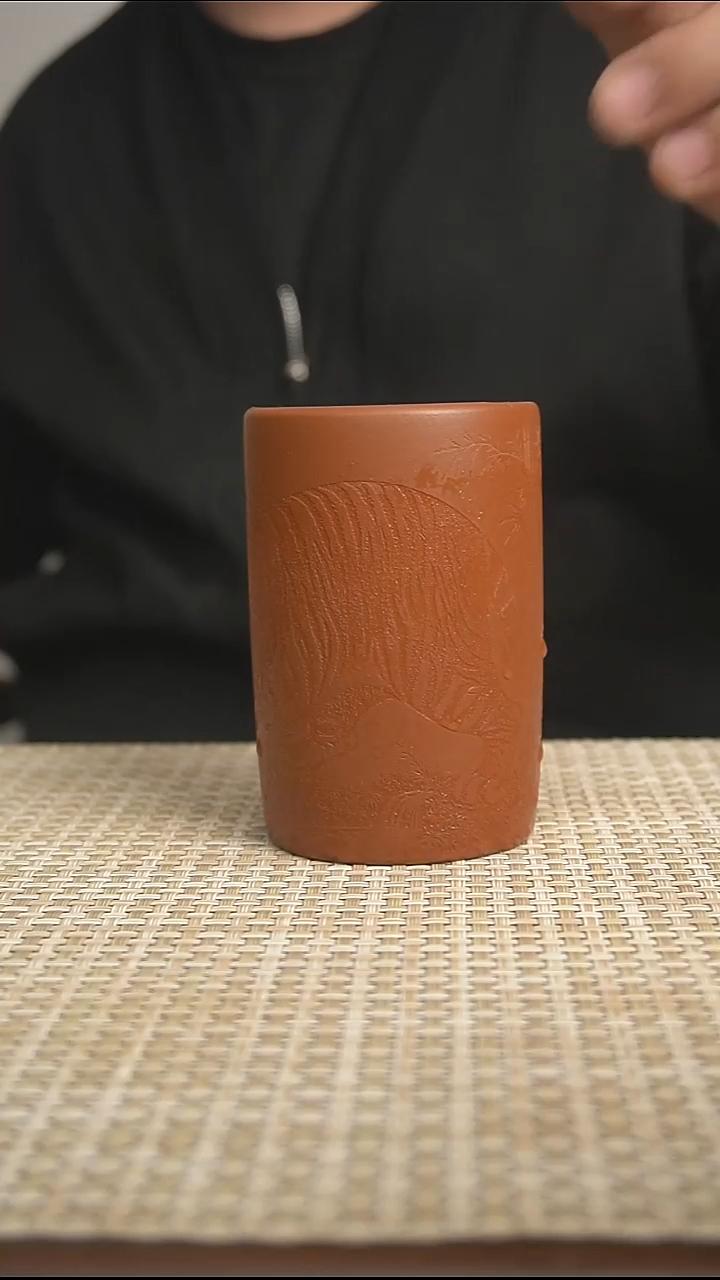 茶杯紫砂宜兴紫砂茶杯朱泥虎啸山林主人杯