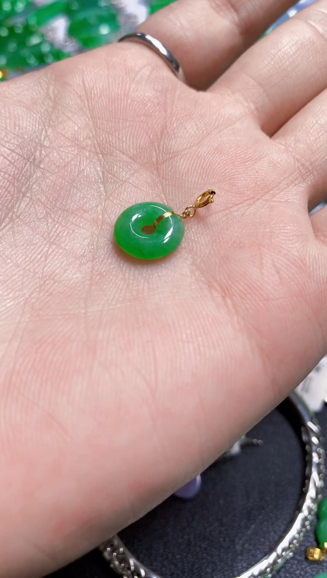 颈饰18K金镶嵌翡翠吊坠