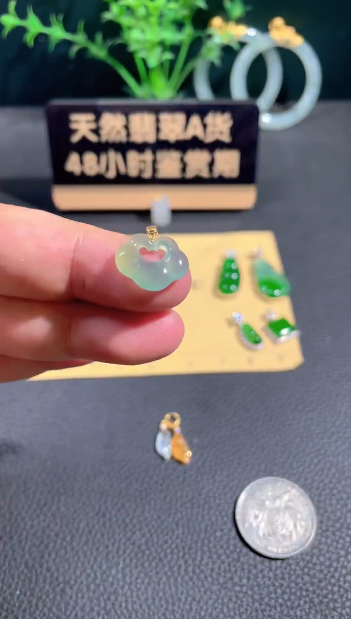 翡翠18K金镶嵌颈饰翡翠