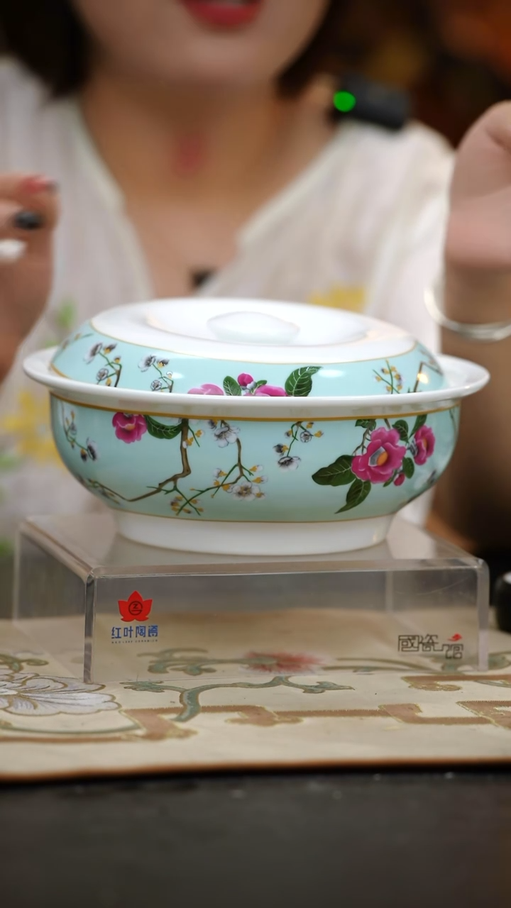 1个微瑕春意盎然9英寸带盖品呙