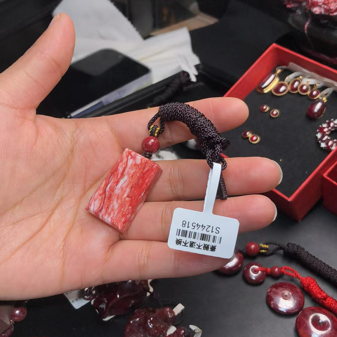 天然辰砂天然朱砂原石吊坠