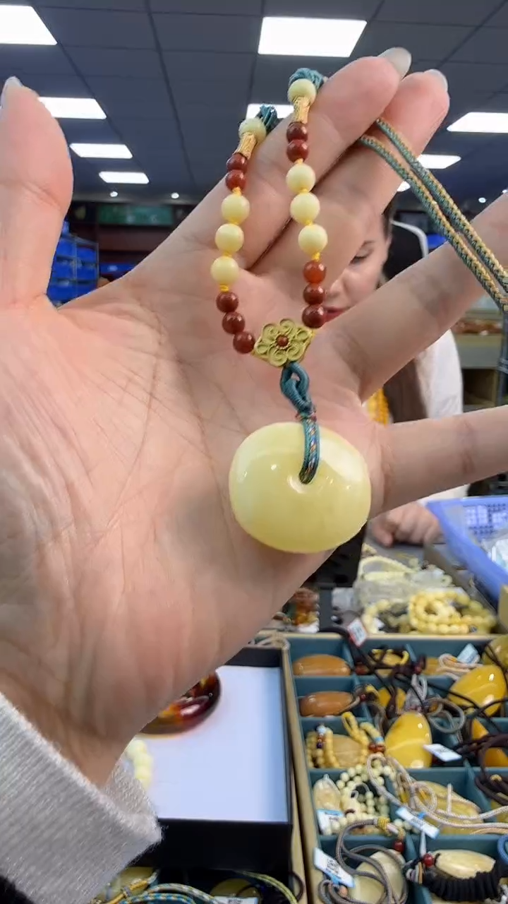 琥珀颈饰未镶嵌134秒拍号 假一罚三 